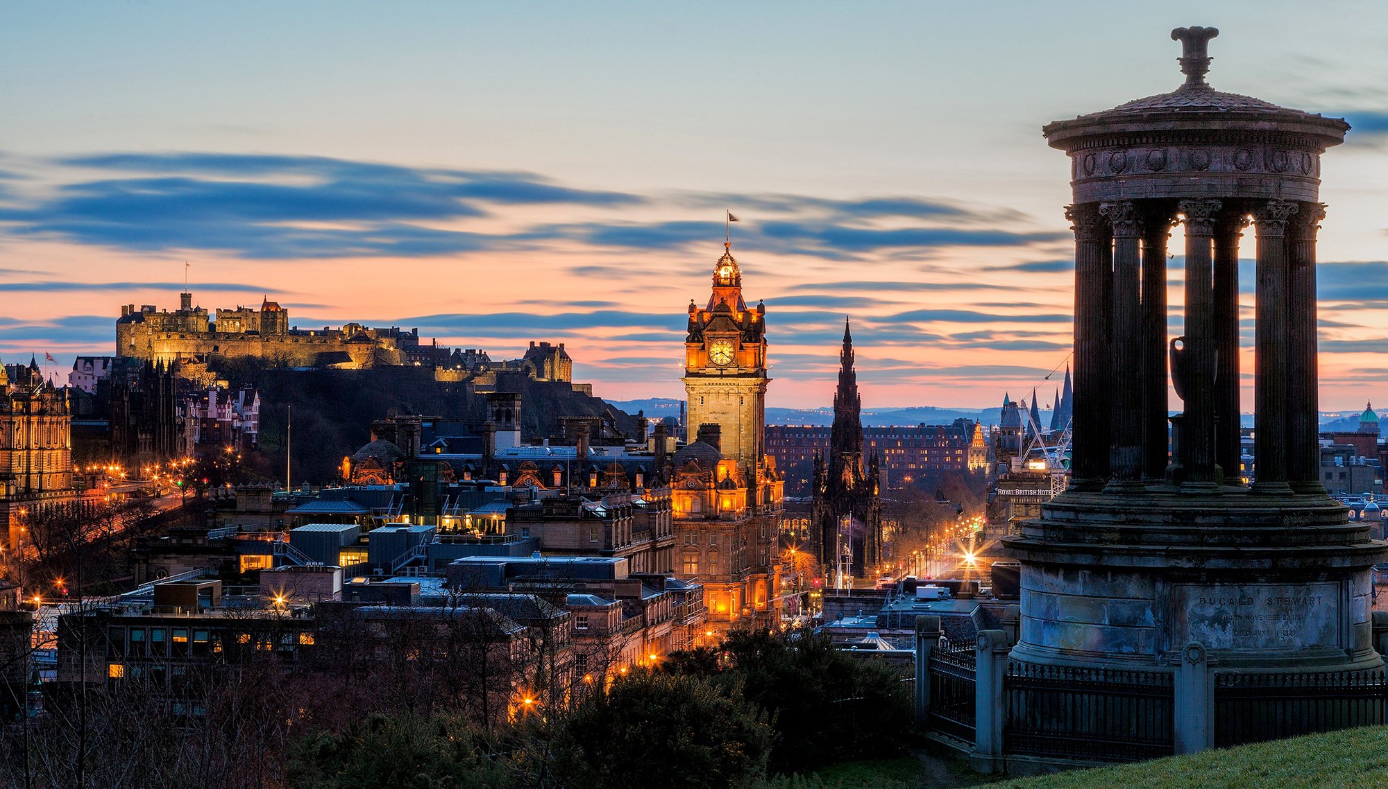 edimburgo escocia calton hill dugald stewart monumento ciudad panorama tarde puesta de sol