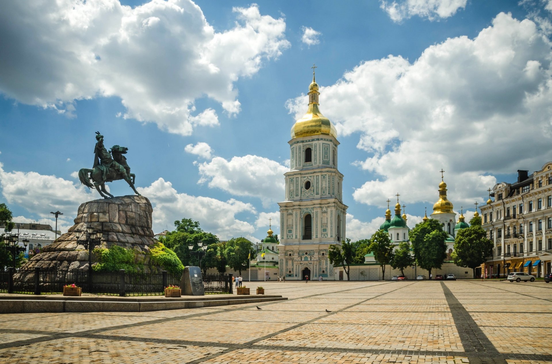 ukraine kiew sophienplatz sophienkathedrale bogdan khmelnytsky denkmal glockenturm bäume himmel wolken