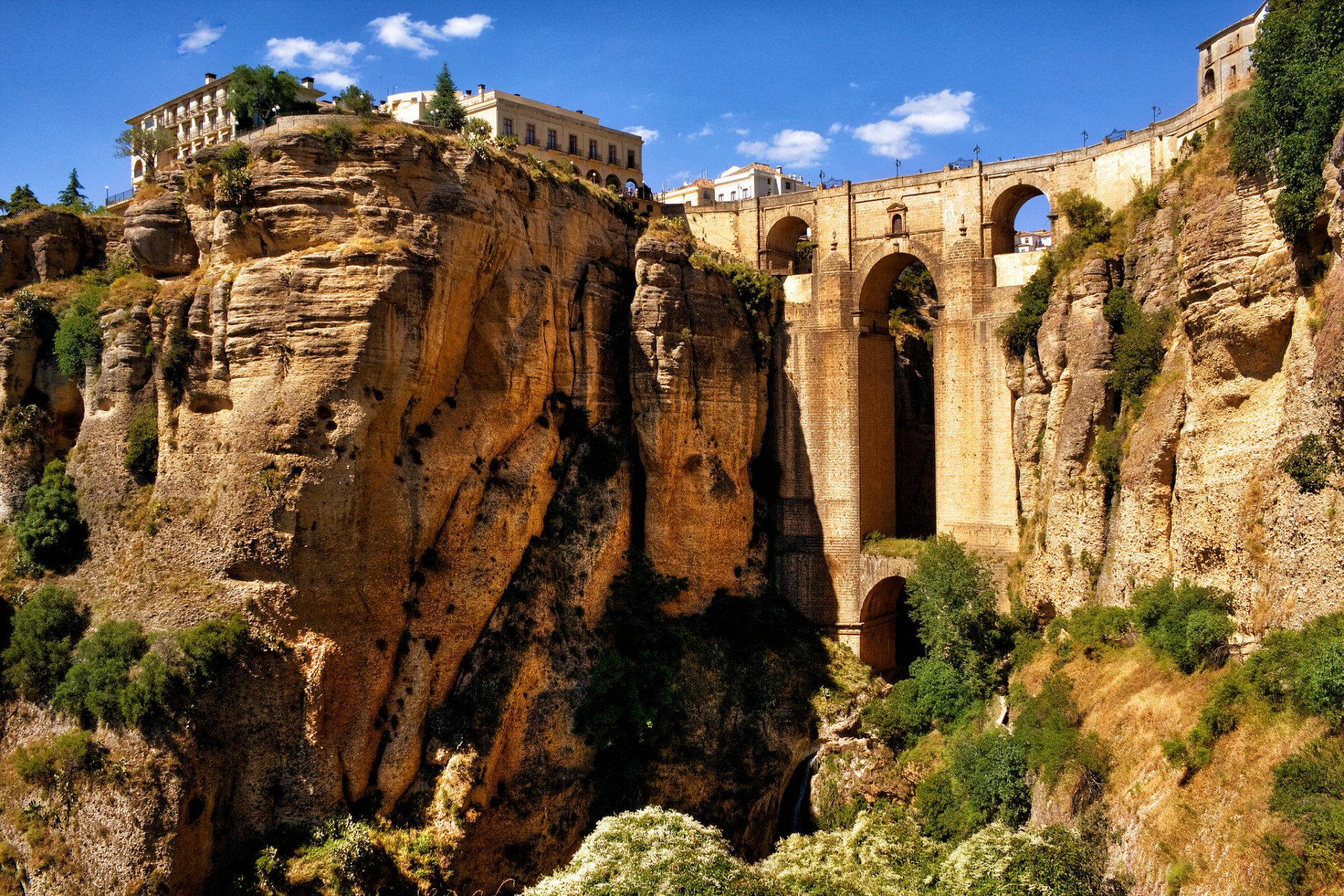 ronda andaluzja hiszpania niebo góry klify domy akwedukt most łuk wąwóz