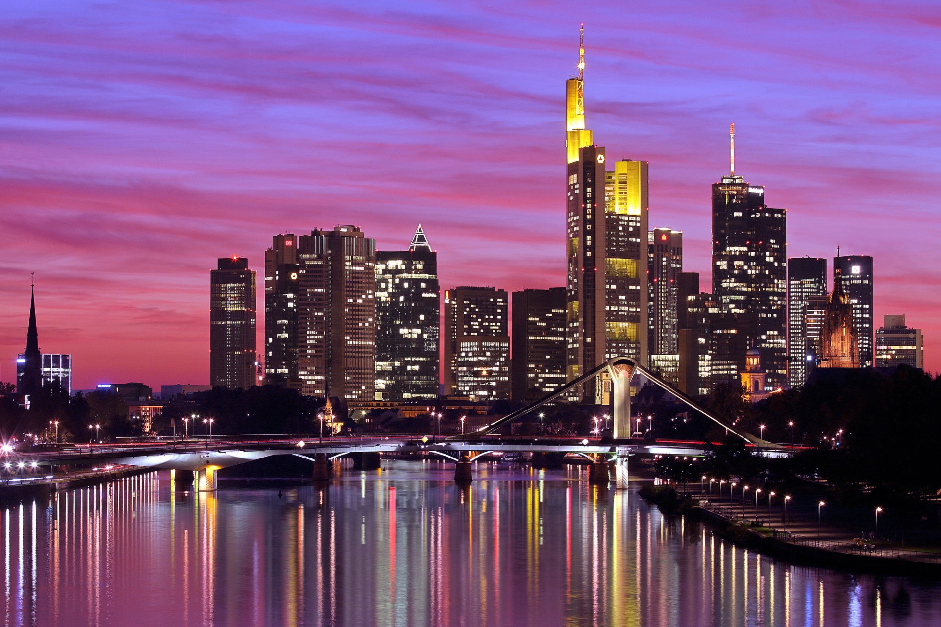 deutschland frankfurt am main frankfurt am main stadt fluss main brücke hintergrundbeleuchtung lichter beleuchtung reflexion abend himmel sonnenuntergang gebäude häuser hochhäuser wolkenkratzer