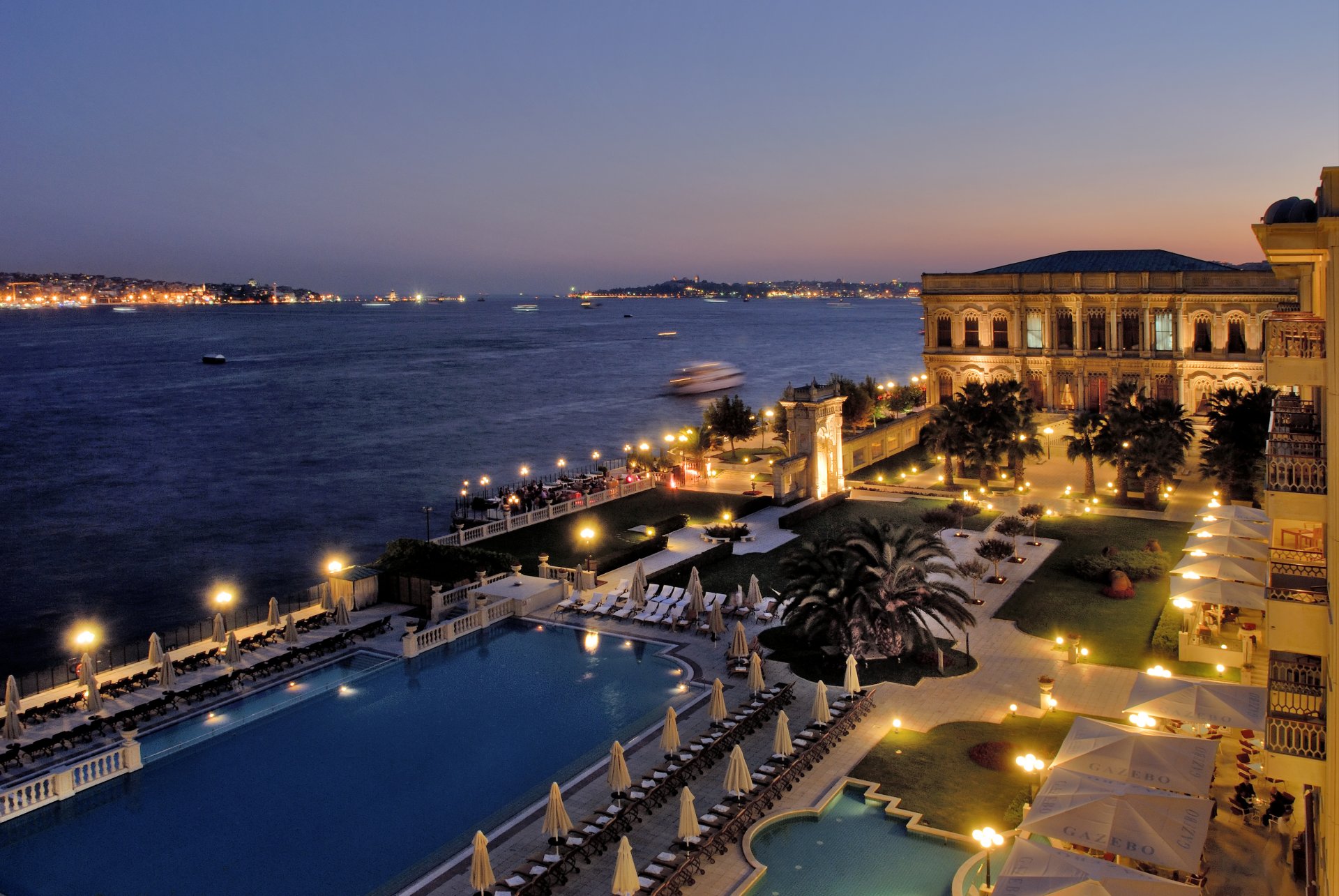 istanbul hôtel kempinski nuit mer bosphore piscine turquie