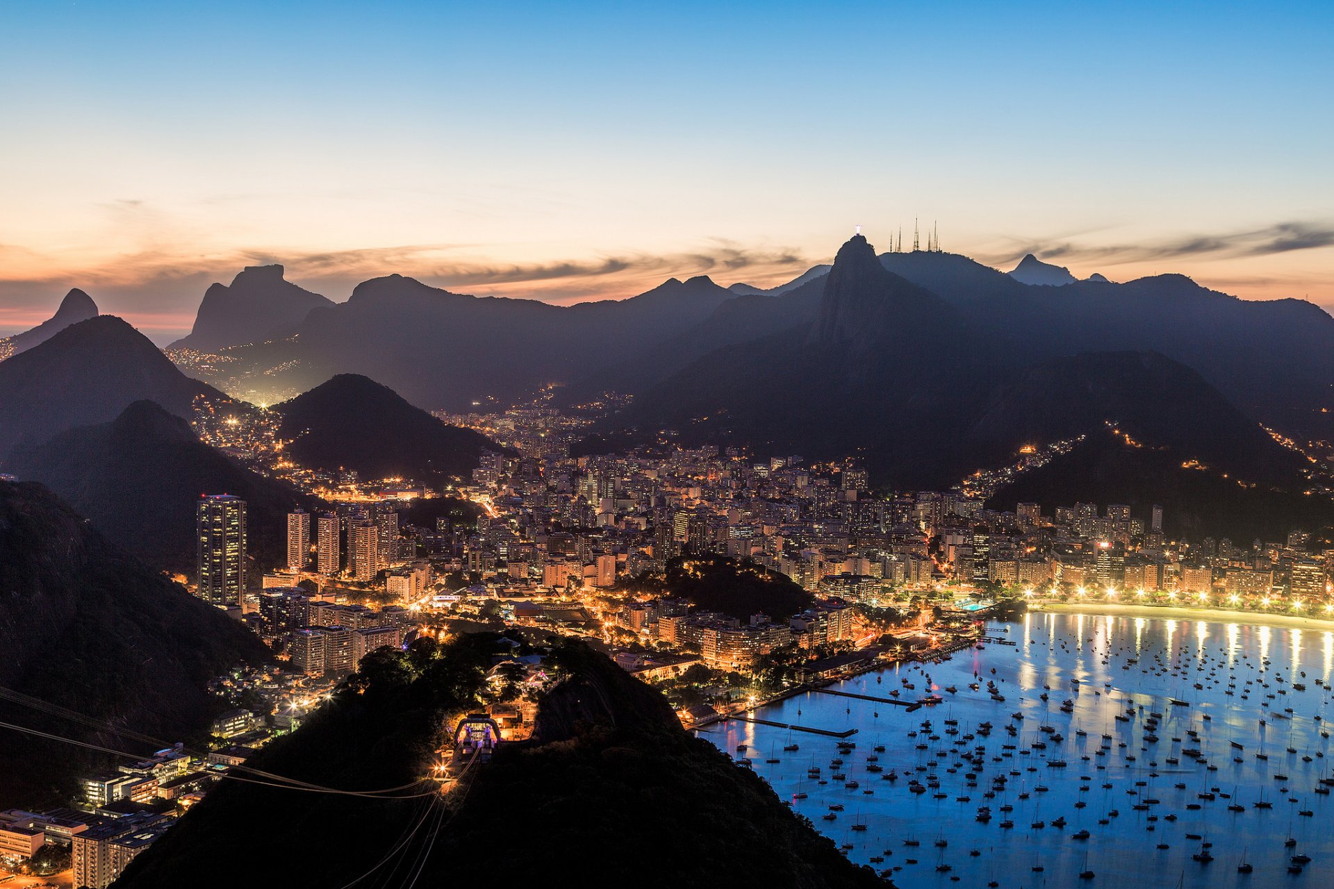 brazylia rio de janeiro zatoka zatoka łodzie wieczór zachód słońca niebo chmury miasto światła