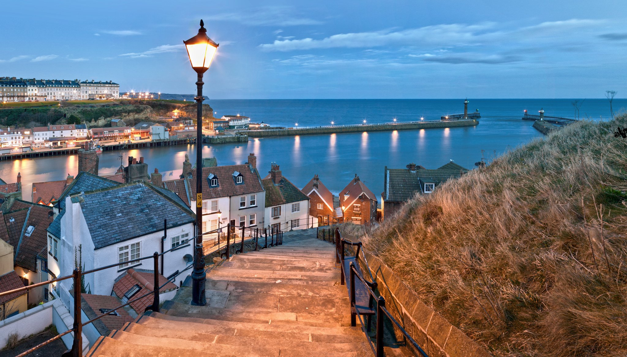 whitby north yorkshire inglaterra cielo mar casas linterna escalones muelle luces faro puerto