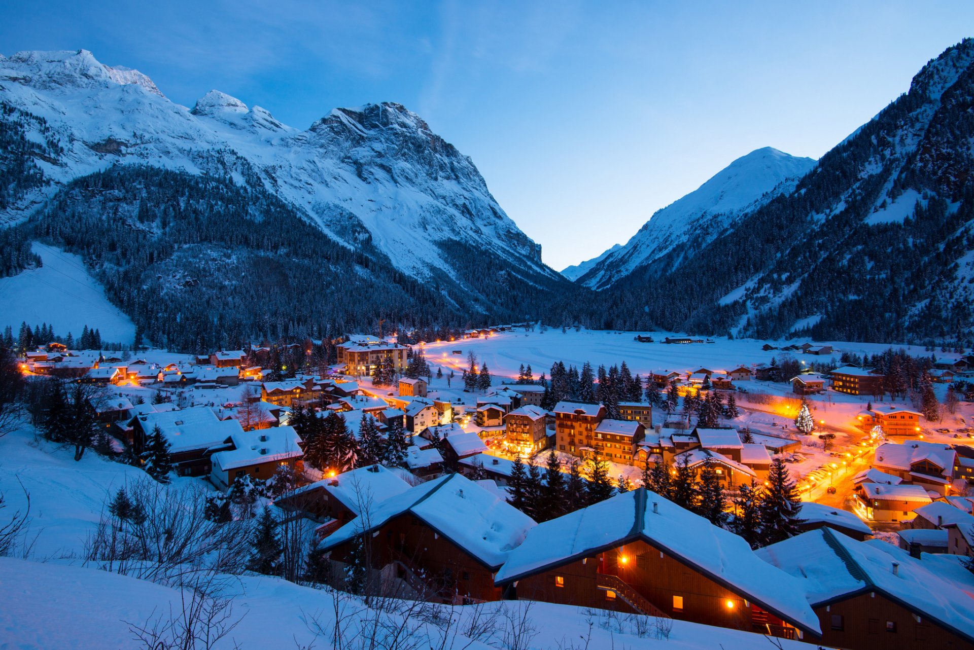 france vanoise alpes montagnes soirée village maisons toits bâtiments neige hiver lumières lumière routes