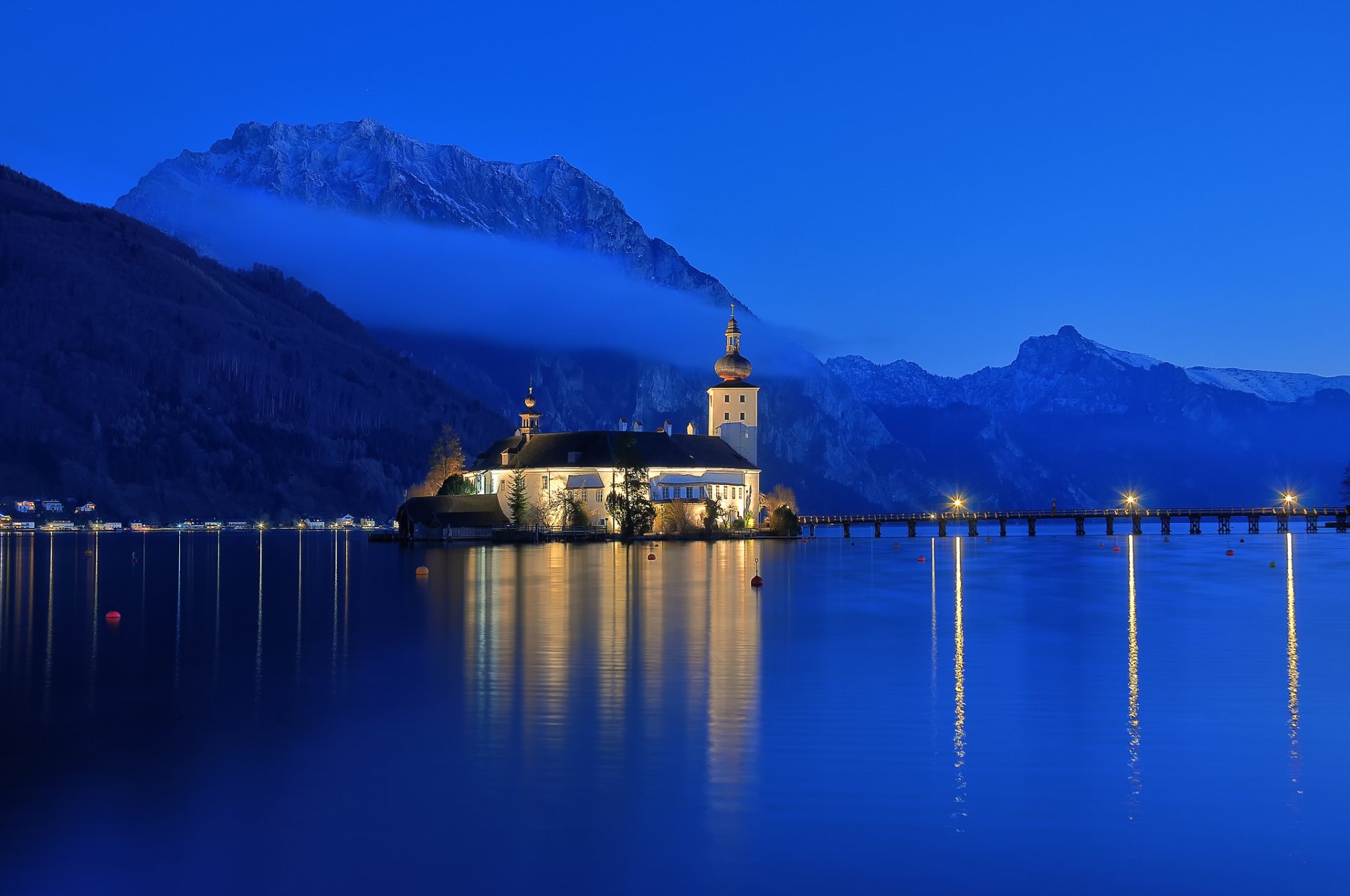 autriche ville gmunden lac traunze montagnes alpes nuit brume bleu ciel nature