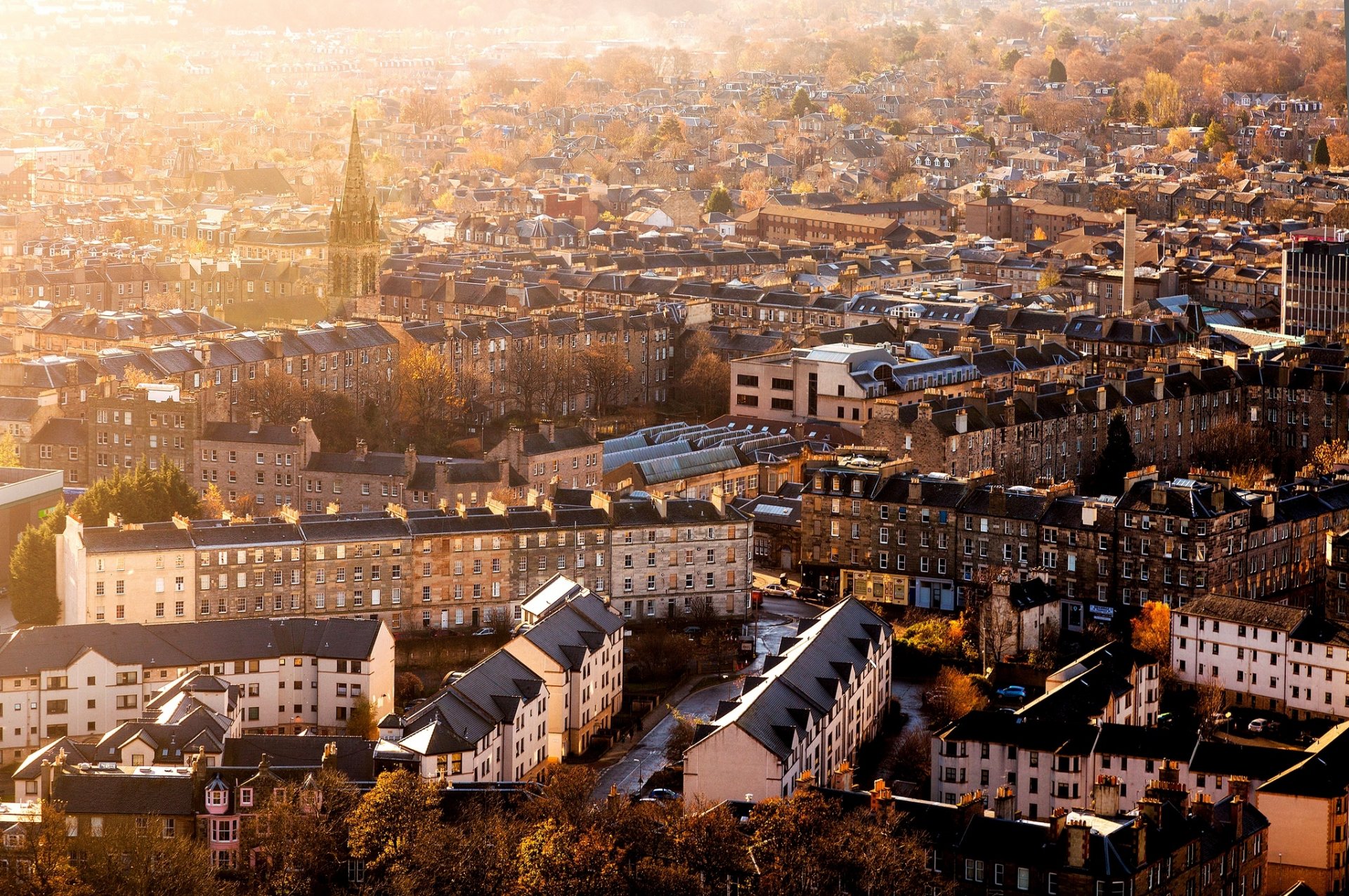 escocia edimburgo ciudad panorama mañana casas edificios otoño