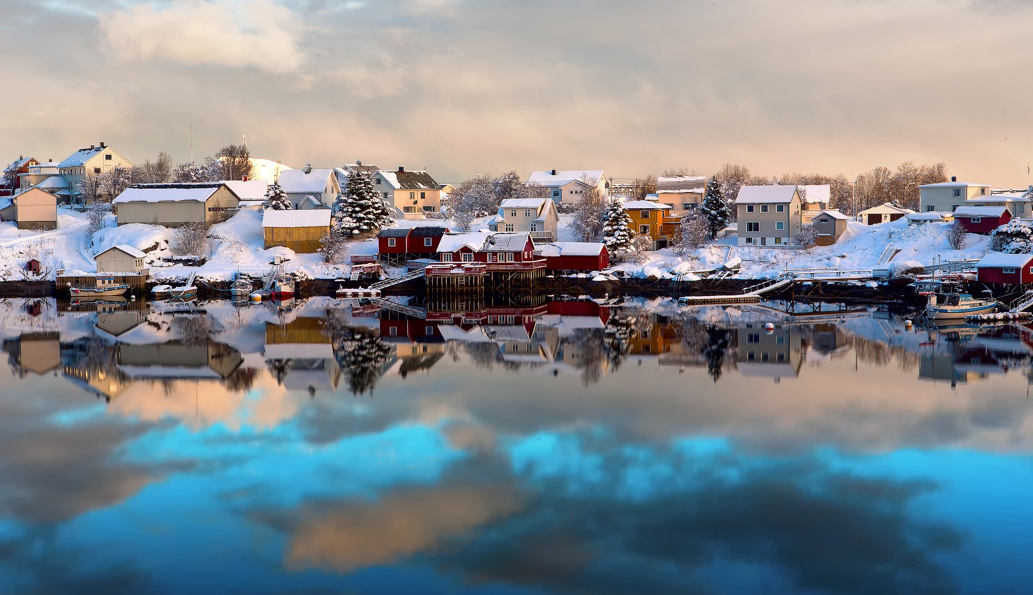 norwegia lofoty lofoty zima domy śnieg łodzie odbicia