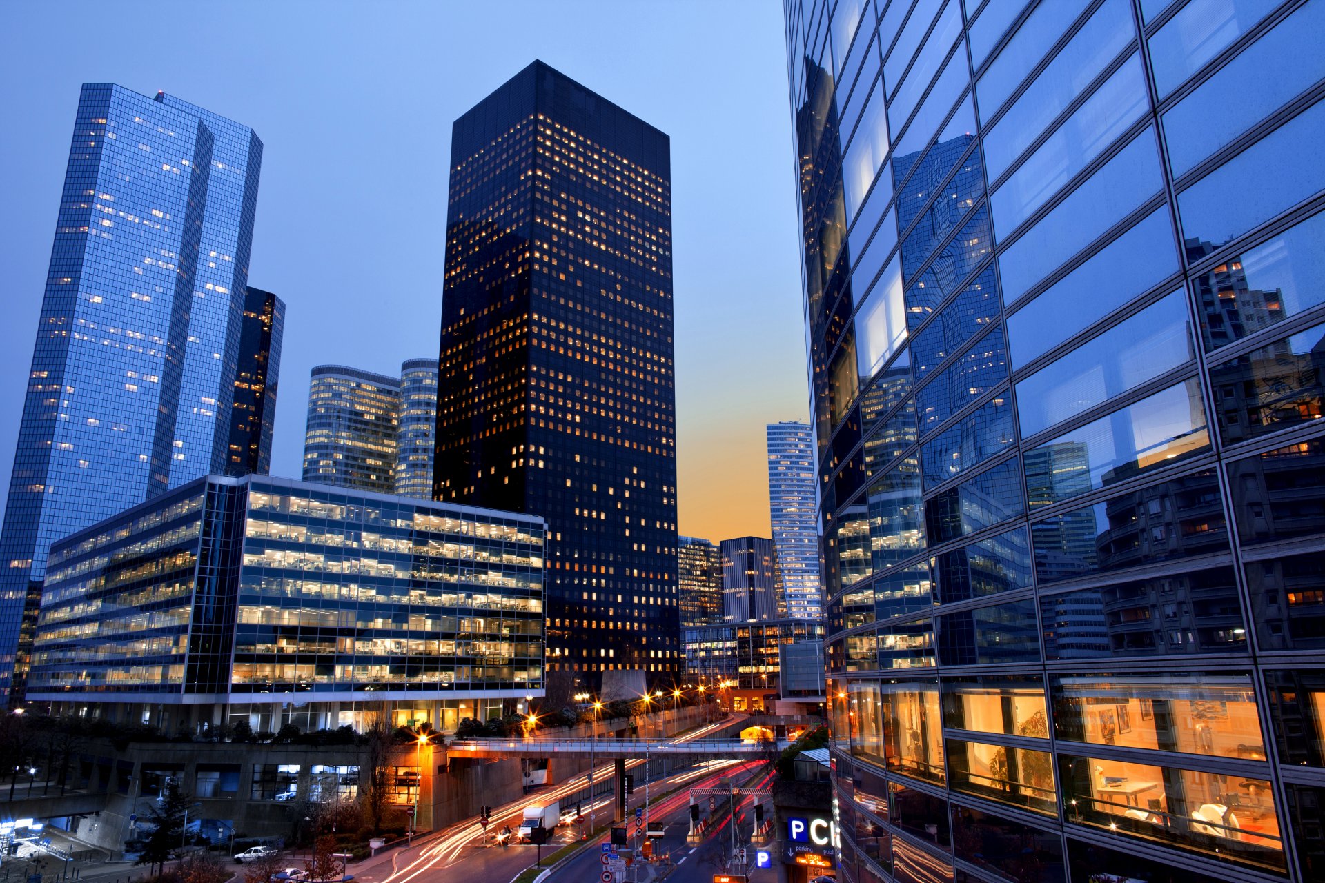 francia parís la défense la défense ciudad noche carreteras coches luces puente edificios rascacielos ventanas luz