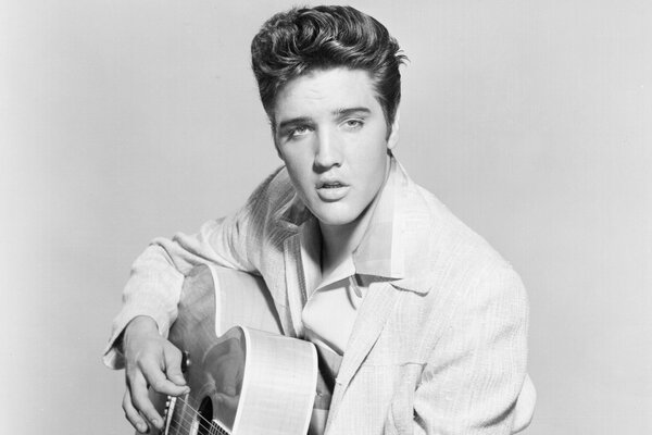 Elvis Presley con la chitarra, leggenda del rock and roll, bianco