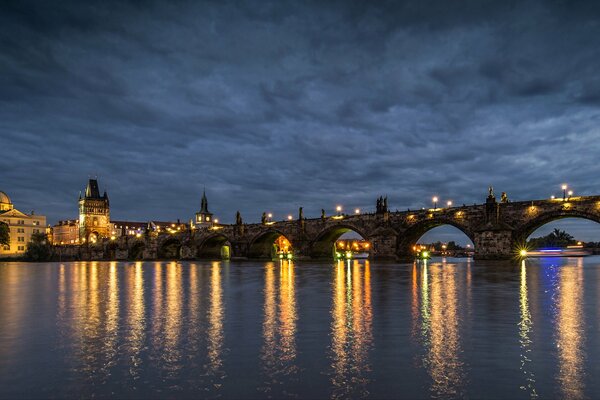 Карлов мост ночной Чехии