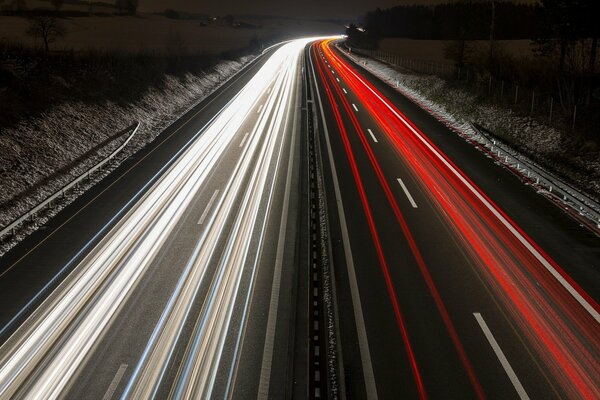 Camino nocturno en luces multicolores