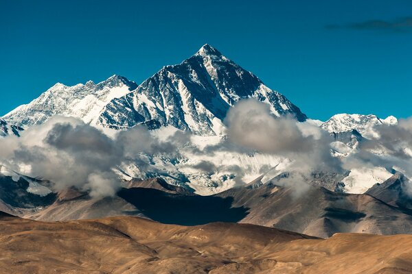 La cima del Monte Everest è coperta da nuvole, soleggiata