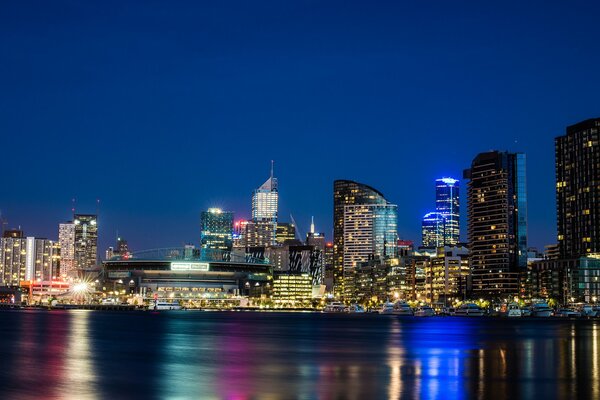 Vista de la ciudad nocturna contra el cielo