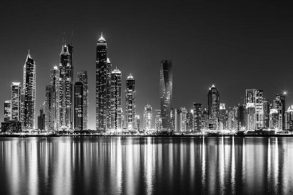 Photo en noir et blanc de Dubaï depuis l océan