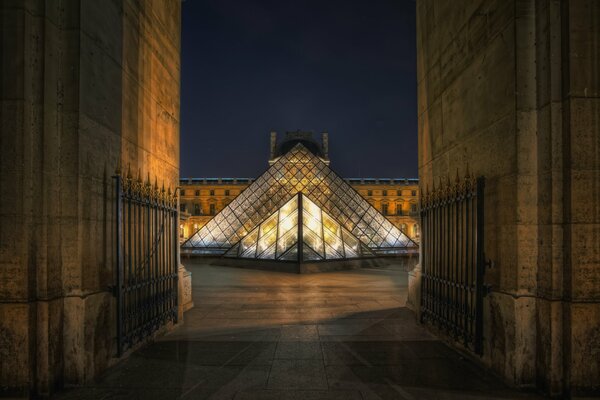 Noche de París, Plaza del Louvre