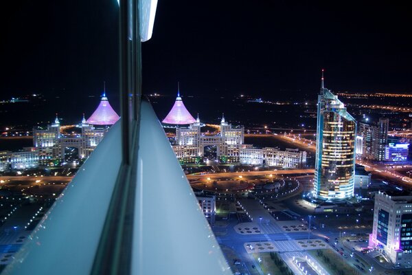 Astana in der Nacht. Blick auf die Häuser