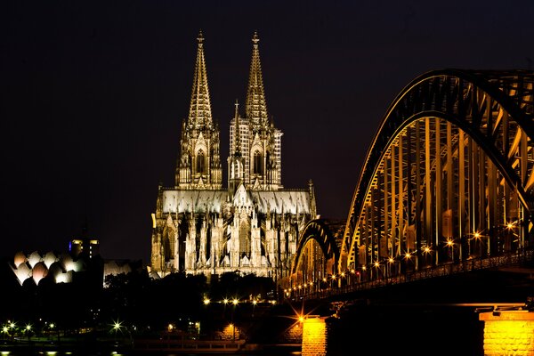 Мост через реку в ночной германии