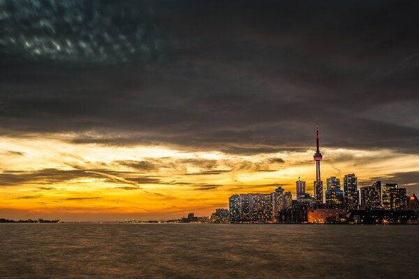 Schöner Sonnenuntergang vor dem Hintergrund der Stadt Toronto