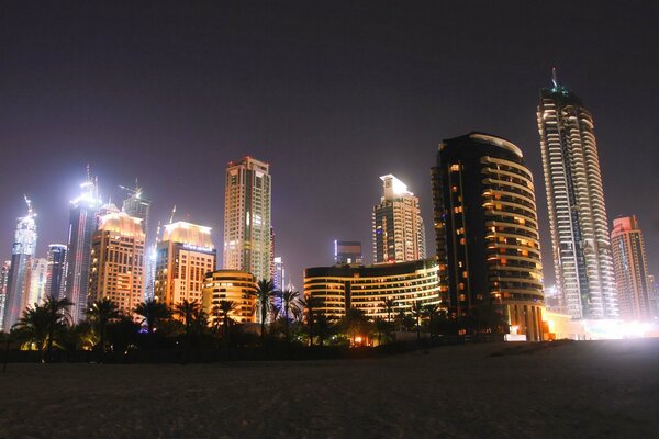 La ville de Dubaï avec la plage et le sable