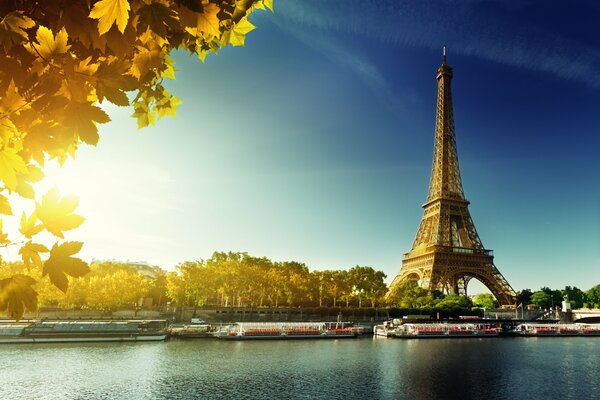 Der Eiffelturm in Paris. Herbst