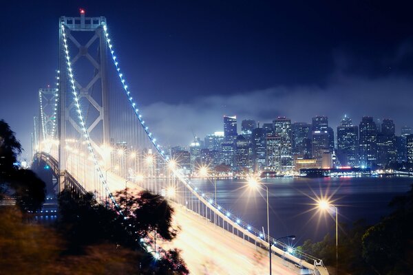Светящийся мост на фоне ночной Калифорнии