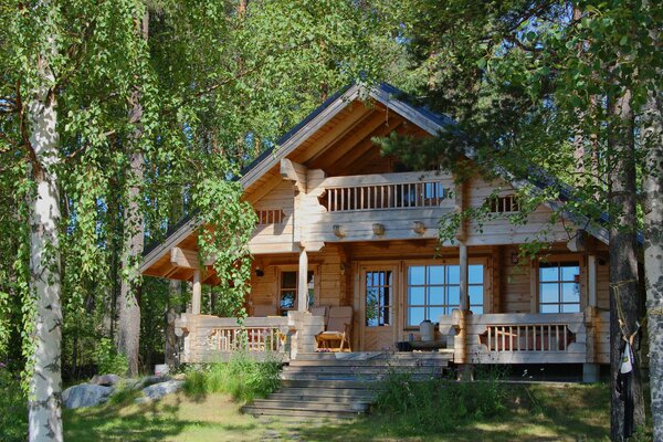 Casa de madera en la naturaleza junto al río