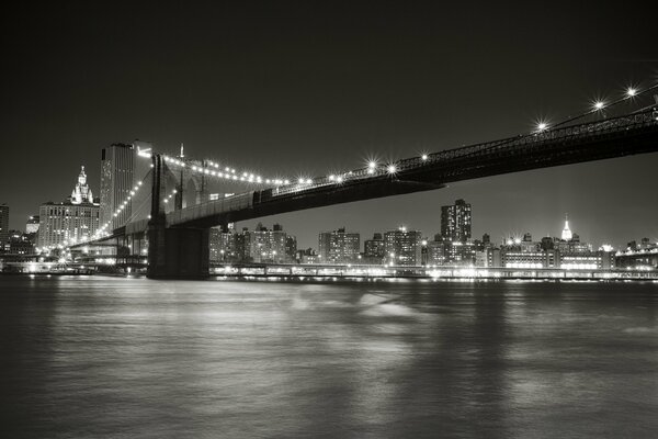 Le pont de Brooklyn est représenté en noir et blanc