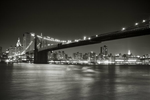 Il ponte di Brooklyn è raffigurato in bianco e nero