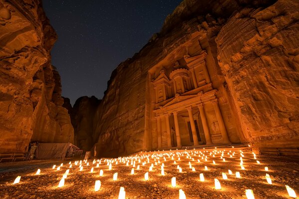 El antiguo templo de la ciudad de Pedro en Jordania, iluminado por las luces de las velas