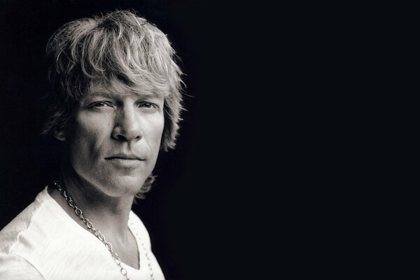 Porträt des Musikers John Bon Jovi auf dunklem Hintergrund