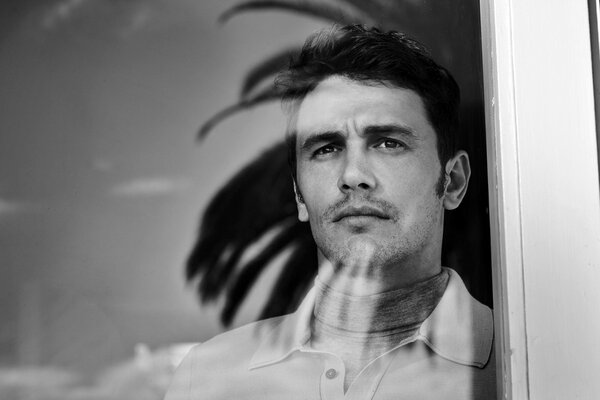 James Franco Mira por la ventana