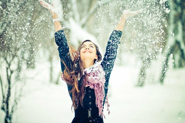 Chica divertida en el bosque de invierno