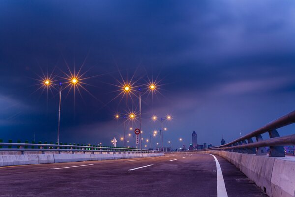 Stadtbrücke Autobahn Laternen und blauer Himmel