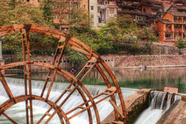 Casas a orillas de un río transparente