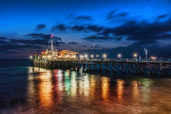 Foto der Abendstadt mit Pier, Brücke, Meer