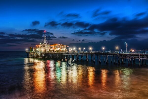 Foto de la ciudad de la tarde con muelle, puente, mar