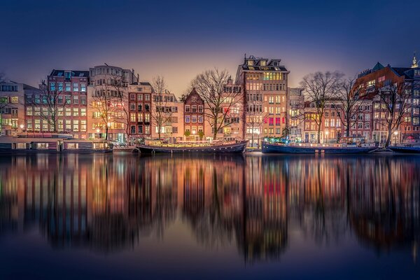 Maisons de nuit d Amsterdam au bord du canal