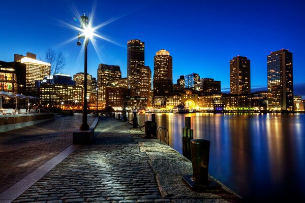 Schöne Aussicht von der Uferpromenade in den USA auf Wolkenkratzer