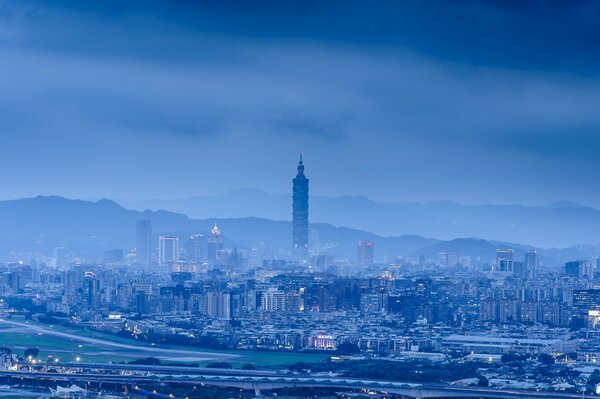 Panorama Chin w mgle Wieża noc widok miasta