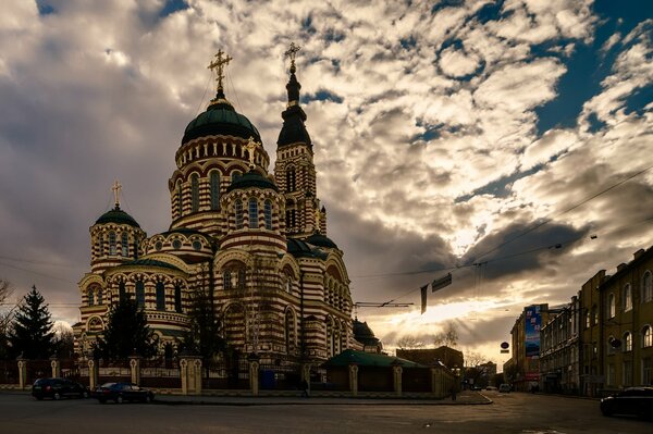 Catedral de la tarde en medio de hermosas nubes