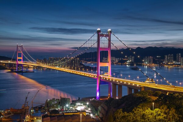 Illuminazione notturna del ponte di Hong Kong