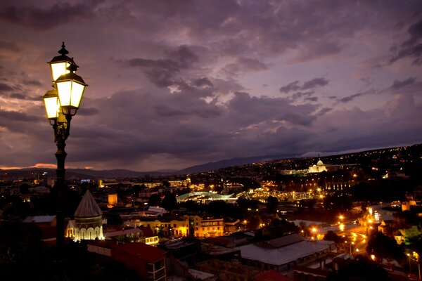 Bella vista della notte di Tbilisi nelle luci