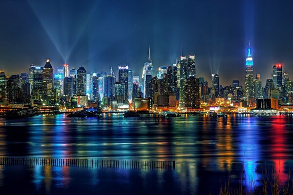 Ville de nuit, la vue depuis la mer est fascinante