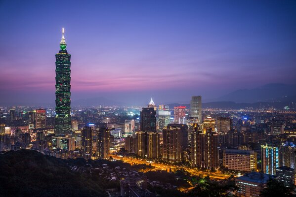Edifici di sera della città della Cina che si riflettono nel cielo viola