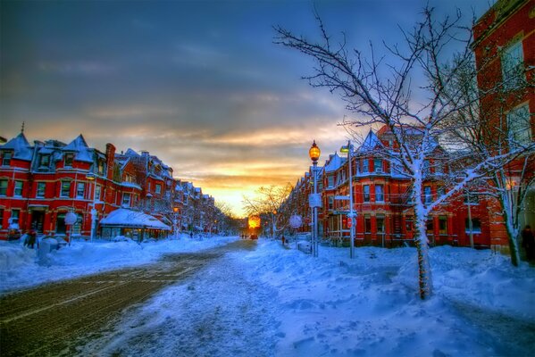 Улица засыпанная снегом с фонарями