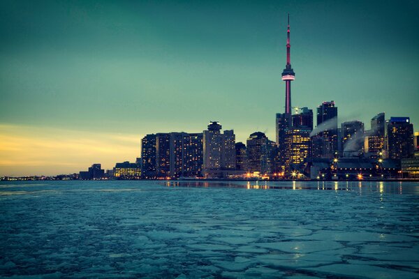 Ciudad de Toronto al borde del mar