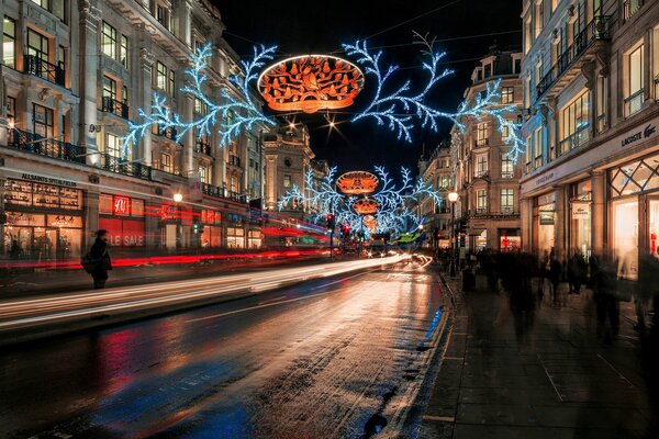 Abendstraße in London mit Weihnachtsschmuck