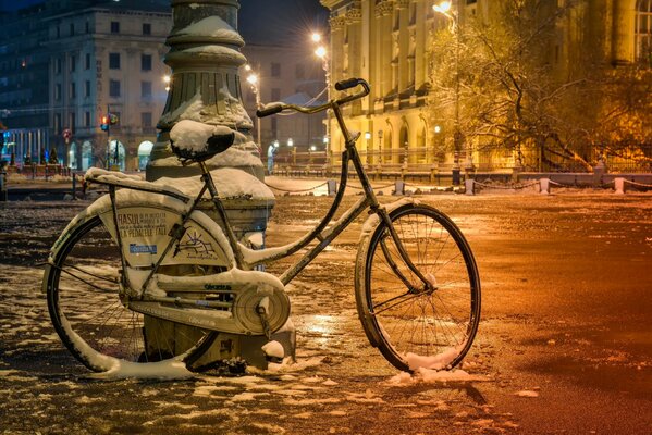 Fahrrad in der verschneiten Straße von Bukarest