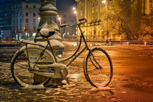 Велосипед на заснеженной улице Бухареста