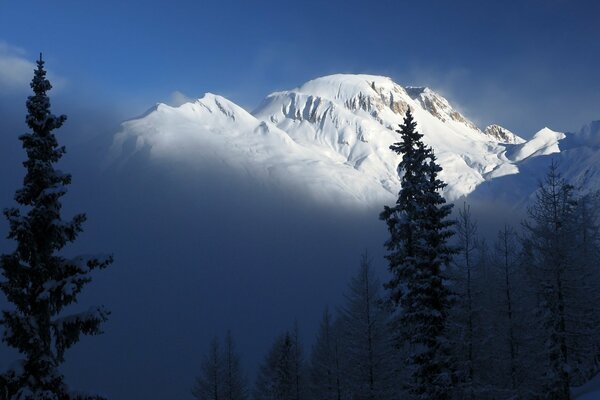 Les sommets des montagnes sont toujours fascinants